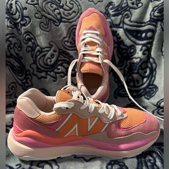 NEW BALANCE Classic 574 Core Sneakers. Size 9. Barely worn. Pink & Orange. - Picture 2 of 4